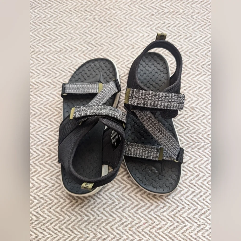 Wonder Nation Black and Silver Kids Sandals/ New With Out Tags Size 3
